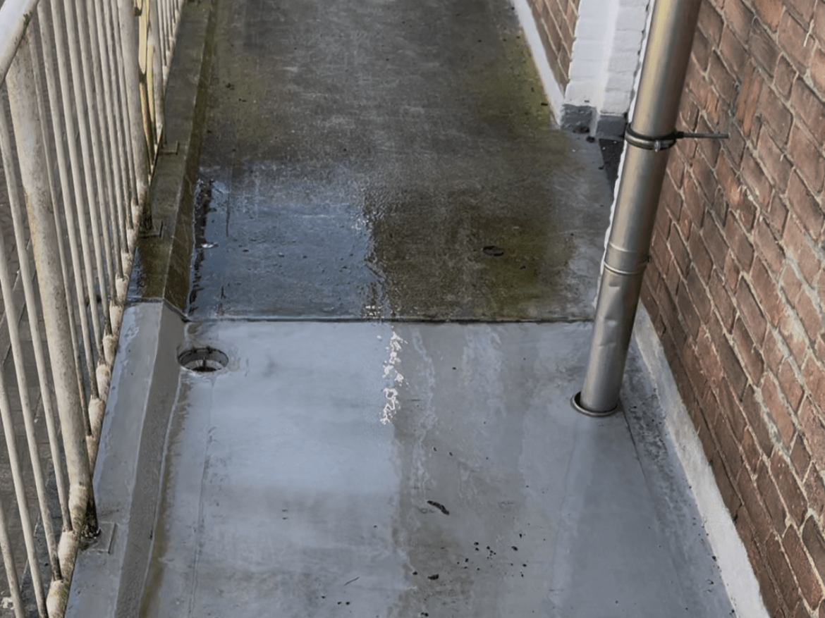 Voor en na professionele appartementenbalkons reinigen met hogedruk en softwash