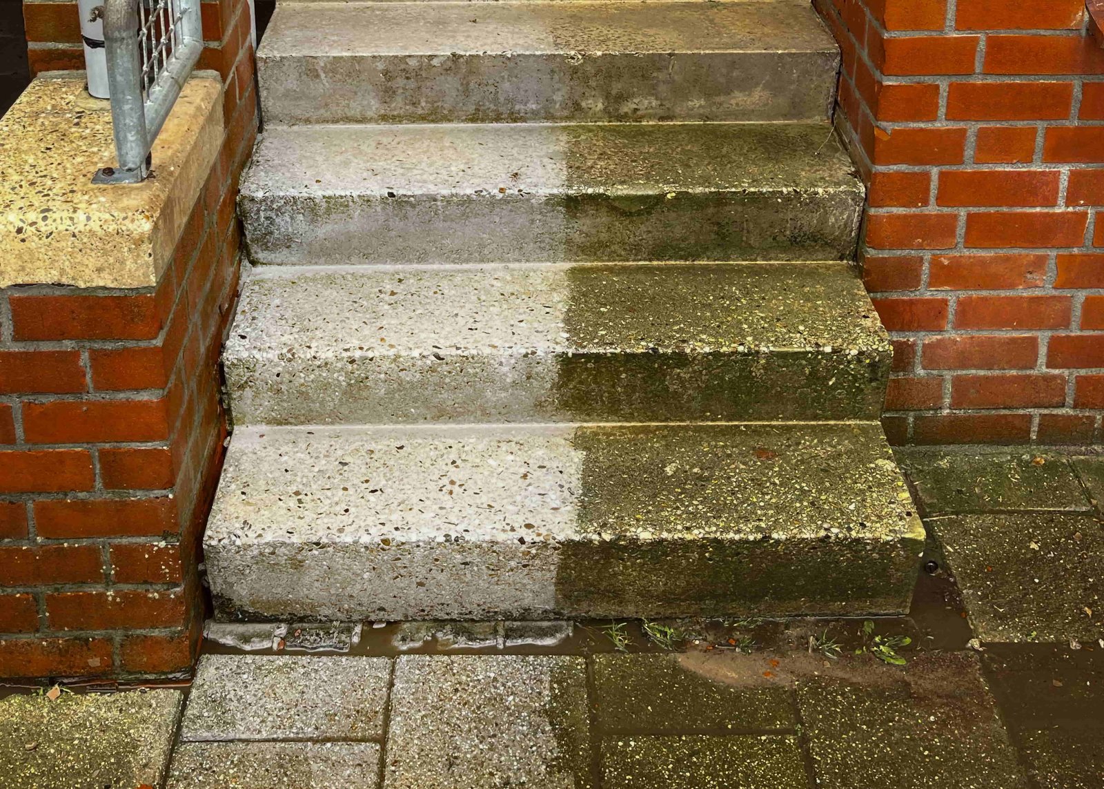 Voor en na professionele buitentrappen reinigen met hogedruk en softwash