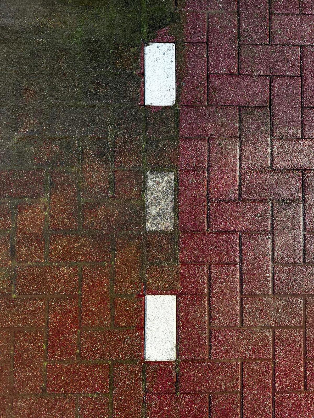 Voor en na professionele looppaden reinigen met hogedruk en softwash